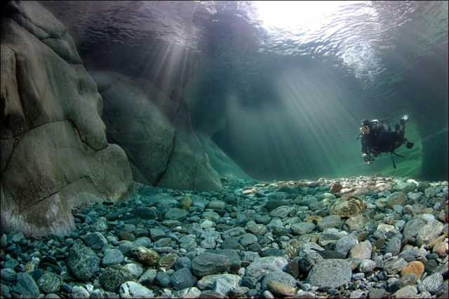 El río más limpio del mundo - incredibly_clear_waters_of_the_verzasca_river_640_031 El río más limpio del mundo - incredibly_clear_waters_of_the_verzasca_river_640_031