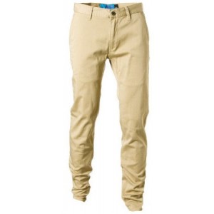 Diez reglas de oro para las maletas de fin de semana - emerica-hsu-chino-pantalones-caqui1 Diez reglas de oro para las maletas de fin de semana - emerica-hsu-chino-pantalones-caqui1