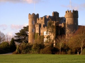Los diez castillos más encantadores del mundo - castillo-de-malahide_3314291-300x221 Los diez castillos más encantadores del mundo - castillo-de-malahide_3314291-300x221