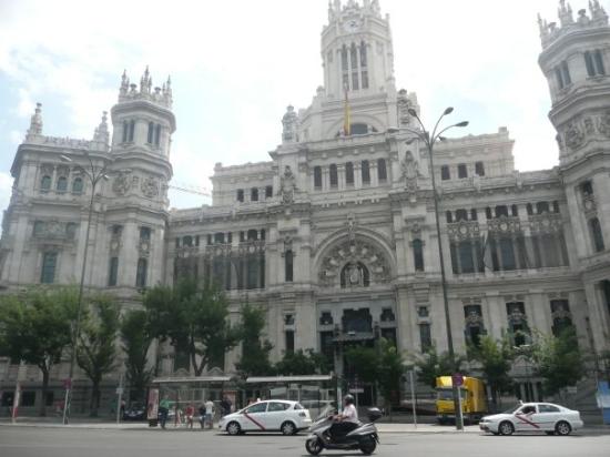 Tres lugares en Madrid que los trotamundos lectores amarán - palacio-de-las-comunicaciones1 Tres lugares en Madrid que los trotamundos lectores amarán - palacio-de-las-comunicaciones1