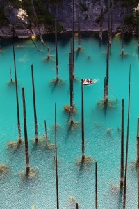 Como en una peli de piratas del Caribe - lago-kaindy-4-200x300
