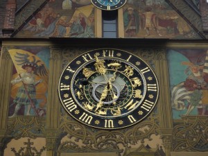 Ulm, ciudad de Einstein y encuentro con el Medievo - Reloj-Ayuntamiento-300x225