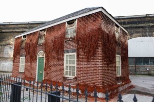 La casa perecedera de Alex Chinnek - La-casa-de-cera-derritiéndose-300x200