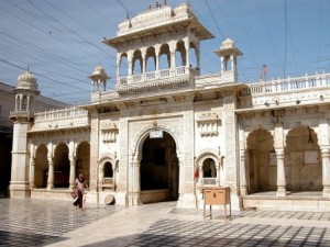 El templo de las ratas del Rajasthán - Templo-Karni-Mata-entrada-300x225