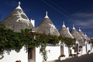 Alberobello: un precioso ejemplo de arquitectura popular en Italia - Calle-de-Alberobello-300x200