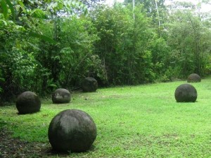 Las esferas de Osa en Costa Rica - Esferas-de-piedra-Osa-300x226