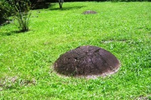 Las esferas de Osa en Costa Rica - Esferas-semienterradas-300x199