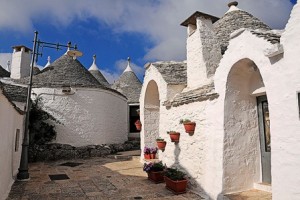 Alberobello: un precioso ejemplo de arquitectura popular en Italia - Trullis-Alberobello-300x200