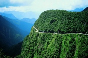 El camino de la muerte - Valle-de-las-yungas-300x197