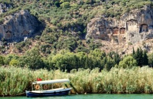 Las tumbas licias de Turquía - Tumbas-desde-el-rio-300x194