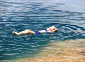 Laguna Cejar, el Mar Muerto de Atacama - Baño-flotante-300x217 Laguna Cejar, el Mar Muerto de Atacama - Baño-flotante-300x217