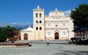 Comayagua (Honduras), un destino para Semana Santa - Comayagua_catedral-300x189