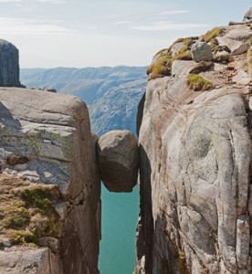 Observar el mundo desde una piedra - Kjeragbolten-Norway-276x300