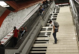 El metro de Estocolmo - Escaleras-de-piano-300x204