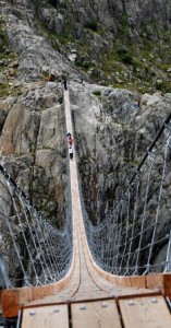 Triftbrucke, un espectacular puente de los Alpes - Triftbrucke-1-157x300