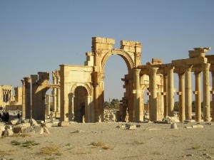 Palmira, el oasis de piedra del desierto sirio - Entrada-monumental-300x225