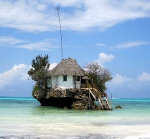 Comer en una roca dentro del mar - The-Rock-Restaurant-300x277