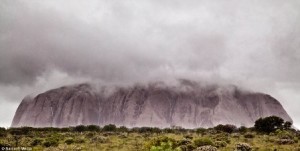 Monte Uluru: el ombligo del mundo. - Urulu-nublado-300x151 Monte Uluru: el ombligo del mundo. - Urulu-nublado-300x151