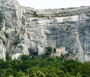 Refugiarse del calor en el bosque místico de Sainte- Baume - Gruta-de-Madaleine-300x257