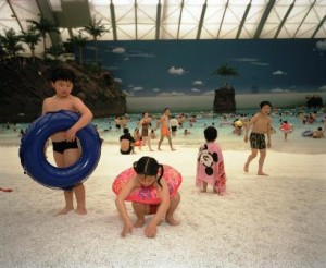 Ocean Dome, la playa artificial más grande del mundo - Niños-jugando-300x246