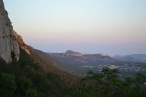 Refugiarse del calor en el bosque místico de Sainte- Baume - Vista-desde-la-gruta-300x200