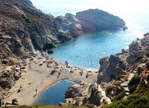Ikaria, un lugar donde descansar y vivir más - Playa-Ikaria-300x218