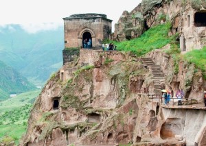 Vardzia (Georgia) - Entrada-monasterio-Vardzia-300x213