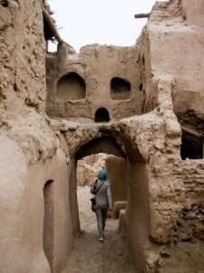 Kharanaq: la ciudad abandonada - yazd-iran-kharanaq-k-sonya-finding-her-way-out-the-village-225x300