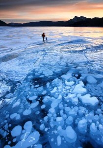 El espectacular lago Abraham y sus burbujas de hielo. - article-0-19D7C740000005DC-840_634x905-210x300 El espectacular lago Abraham y sus burbujas de hielo. - article-0-19D7C740000005DC-840_634x905-210x300
