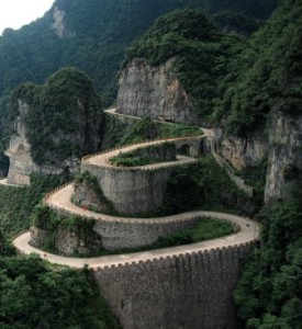 El camino del dragón: 99 curvas y 999 escalones hasta el cielo - the-walk-of-faith-204-275x300