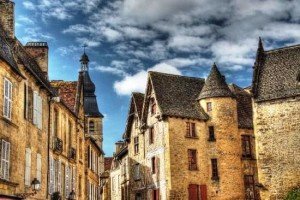 Sarlat-la-Canéda (Francia) - beautiful-buildings-in-300x200