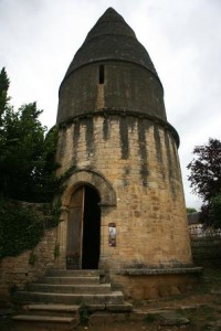 Sarlat-la-Canéda (Francia) - la-linterna-de-los-muertos_7426316-200x300
