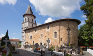 Ainhoa, encantador pueblo vascofrancés - ainhoa-church-exterior-300x181