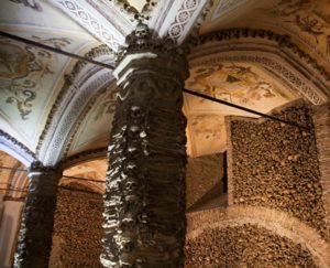 La capilla de los huesos (Portugal) - Evora_Capela-dos-ossos_detail-300x243
