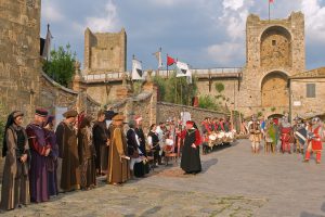 Monteriggioni (Italia) - Fiesta-medieval-300x200