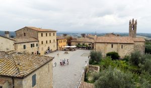 Monteriggioni (Italia) - monteriggioni_piazza-1-300x174
