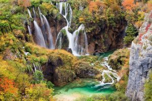 Lagos de Plitvice (Croacia) - 8297093-Scenic-waterfalls-in-a-beautiful-picturesque-autumn-scenery-of-the-Plitvice-Lakes-National-Park-in-C-Stock-Photo-300x200