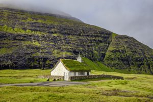 Saksun, la aldea vikinga - Iglesia-del-pueblo-en-saksun-300x200