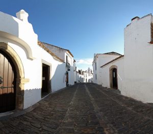 Monsaraz (Portugal) - callejas-de-Monsaraz-300x263
