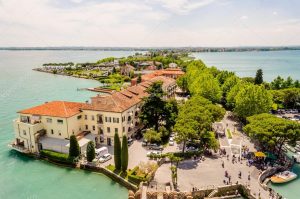 Sirmione (Italia) - depositphotos_48428365-stock-photo-aerial-view-of-sirmione-from-300x199