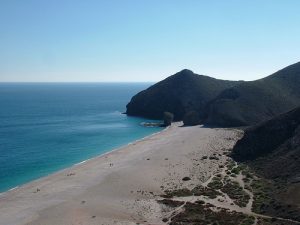 5 playas tranquilas en pleno Mediterráneo - Playa-de-los-Muertos-300x225