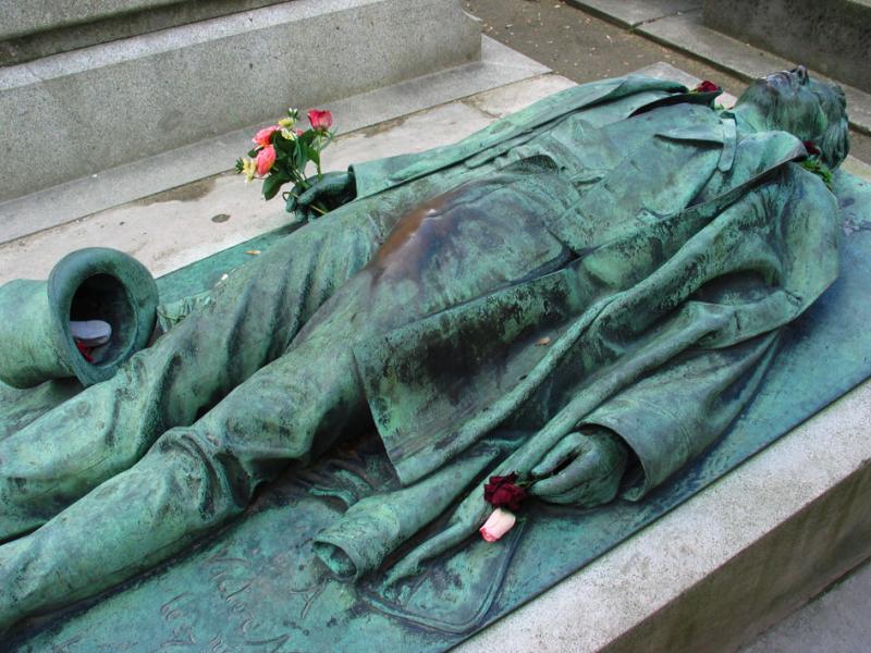 Si vas a París, no te olvides de visitar a Victor Noir