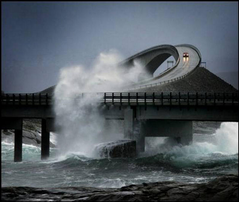 Divertido puente torcido en Noruega
