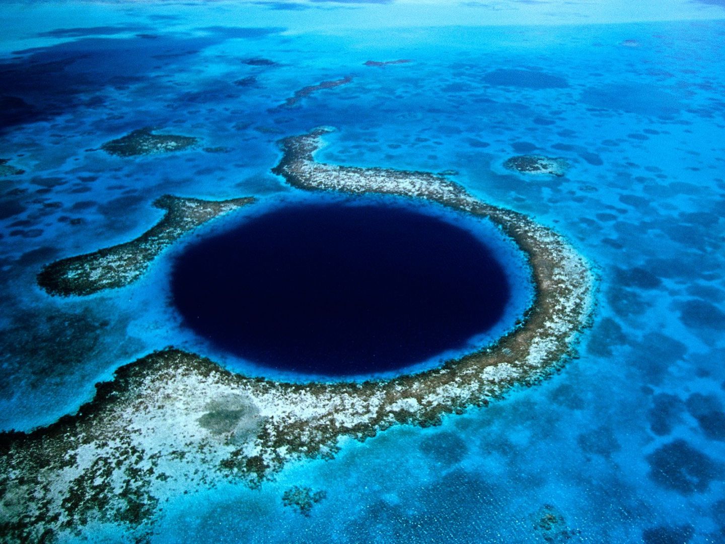 El ojo azul de Belice (no es un poema de amor)