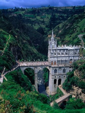 Un santuario en el cañón de un río