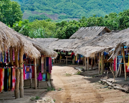 Karen Padagung, la aldea de las mujeres jirafa