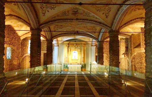 La capilla de los huesos (Portugal)