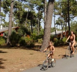 4 campings naturistas en España - Campings-nudistas-300x281