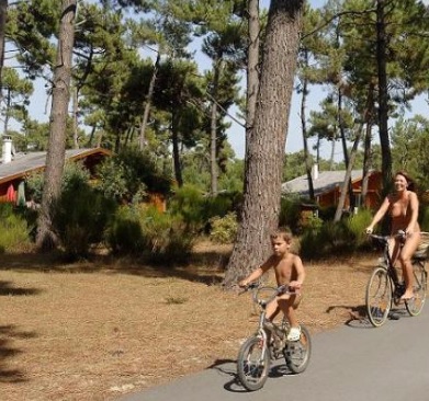 4 campings naturistas en España