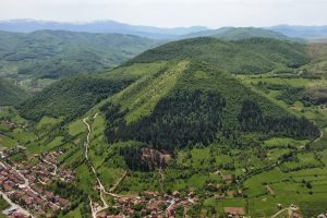 Lugares del mundo con pirámides desconocidas - Pirámides-Bosnias-300x200